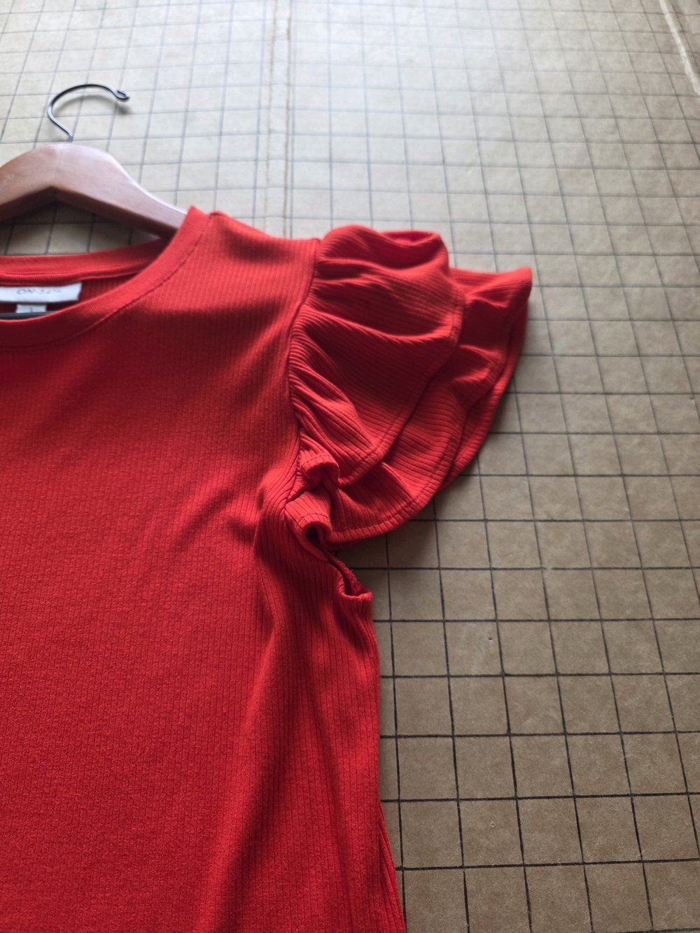 On 34th Red Ribbed Flutter Ruffle Sleeve Top Size L - Picture 5 of 10